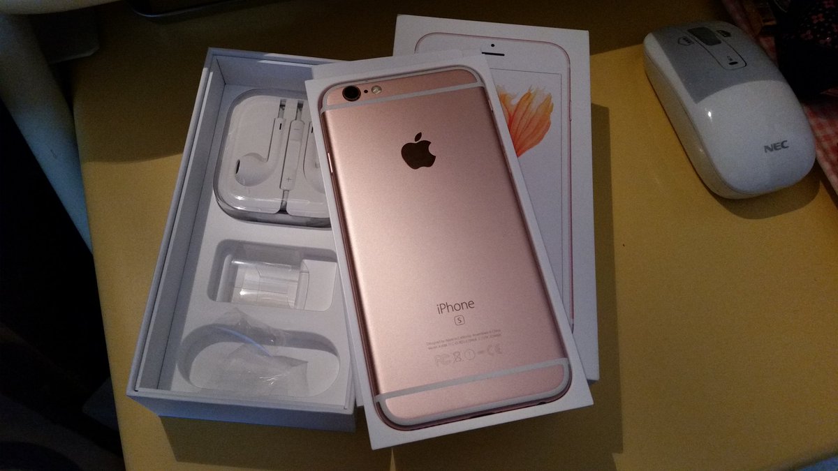maimaiko510's tweet photo. 買ってきたぜ #iPhone6s 月サポなかったらほぼ10まんえん。ああ考えたくない。#docomoshop #やっとカケホ #サヨナラガラゲー #本当はandroid好き #スマホ2台持ち #rosegold https://t.co/EUk6EAsYXc