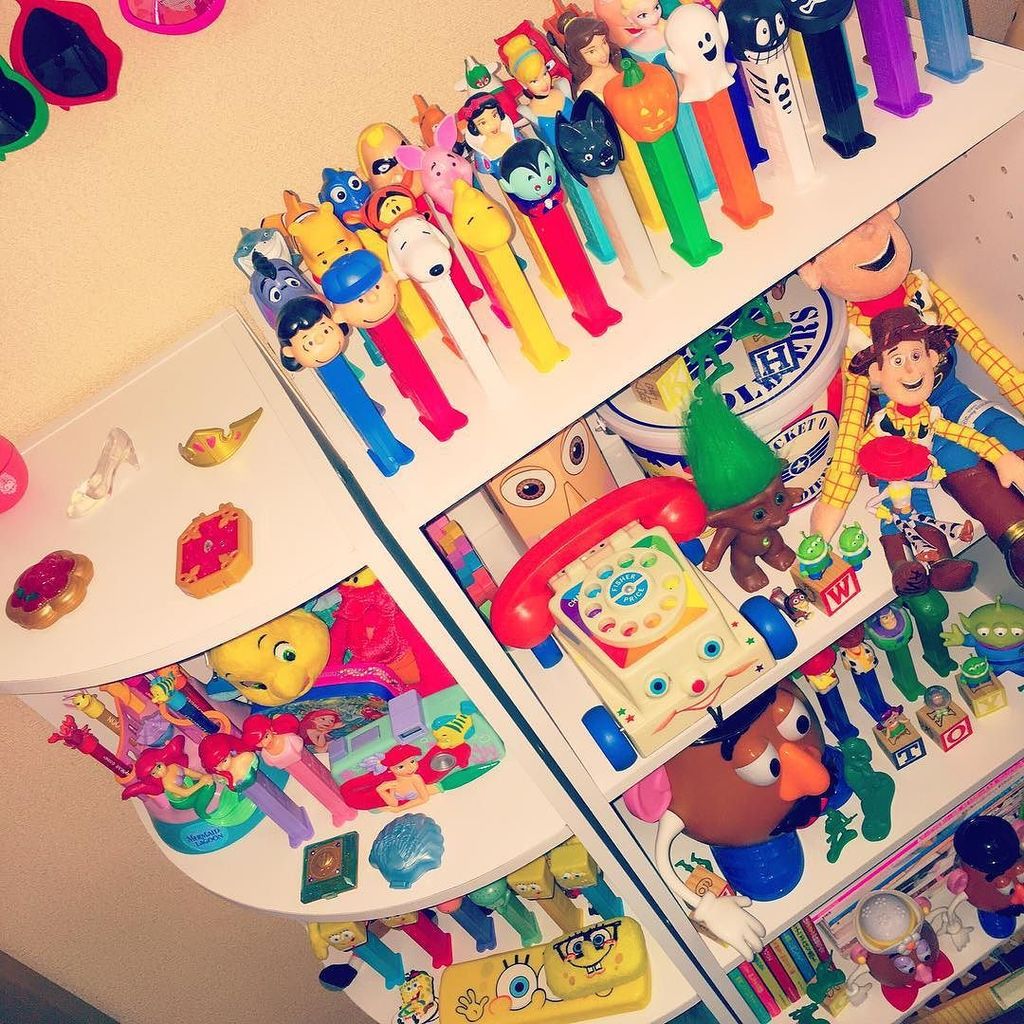 spongebob_cult's tweet photo. my room🚀🌟
#Disney #toystory #toy #PEZ
#toyroom #princess #ariel
#mermaid #spongebob #squarebob
#bob #snoopy #myroo… https://t.co/WLIHOxyQC2