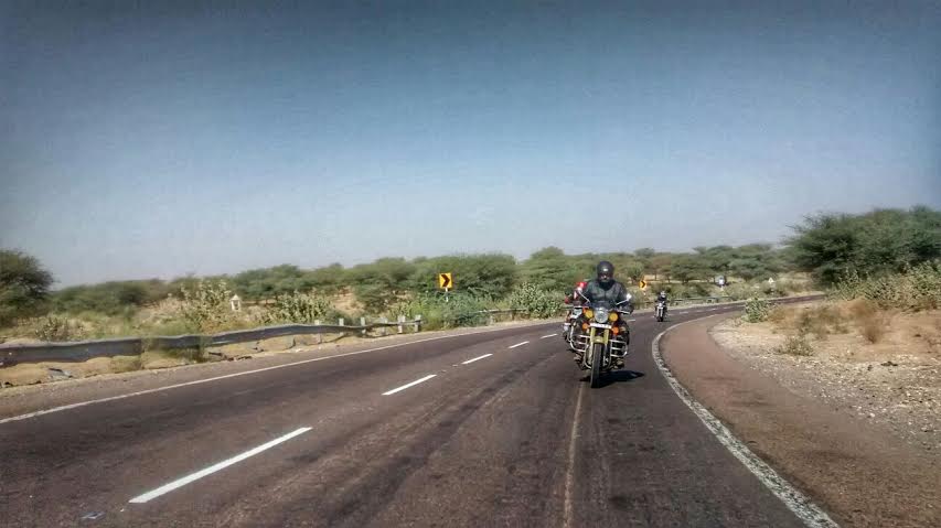 BikeWale's tweet photo. Here's what we encountered on the way to Bikaner. We give you a glimpse of the open roads. #TOR2015 @royalenfield https://t.co/RmZZxwISd2