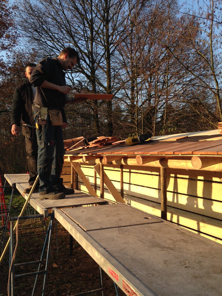 Vandaag wordt de droogschuur voor de kloostermoppen afgetimmerd #vakwerk
