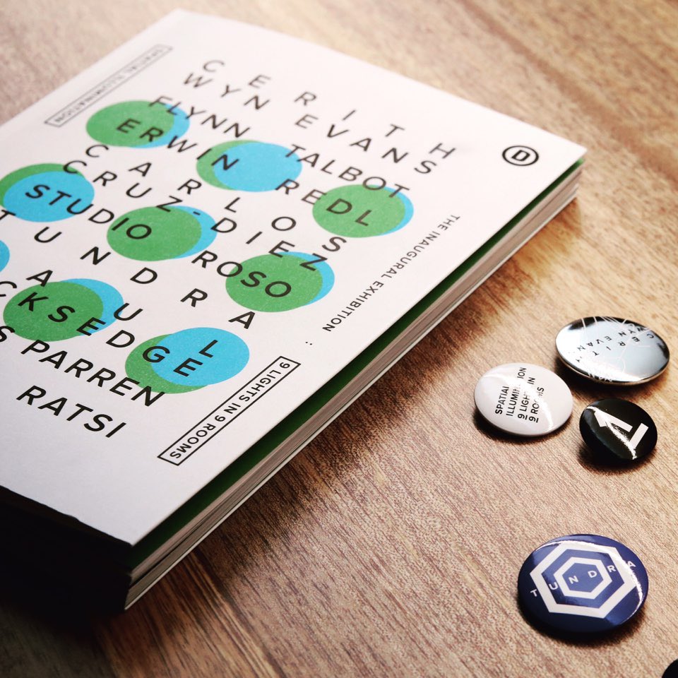 #디뮤지엄 at 한남동
9명의 아티스트들의
영감을 담아낸 스페셜 도록!

내가 원하는 표지 디자인을 고를 수 있는 재미와 함께 전시 한정판 핀버튼을 받는 행운까지!

*판매장소: 디뮤지엄 M2층 뮤지엄샵