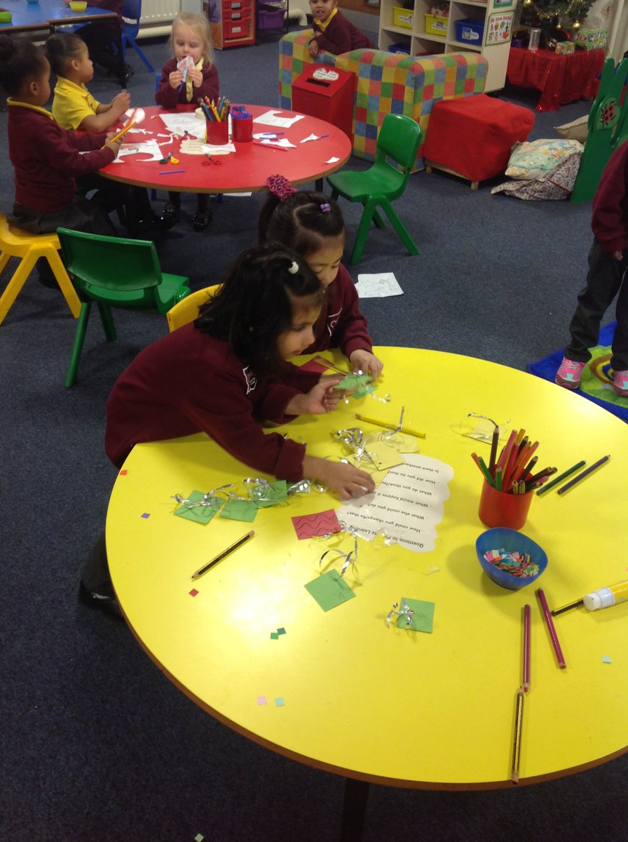 Oasisacademywoo's tweet photo. Things are getting festive at Oasis Woodview! #artsandcrafts #festivewriting https://t.co/jLFPCYHYzb