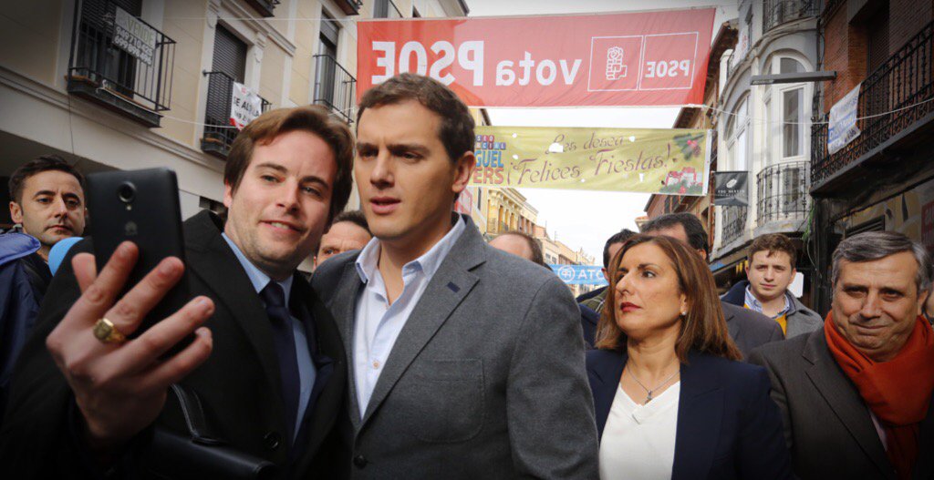 "Selfi" con Albert Rivera en Guadalajara.
@FotografiaPais