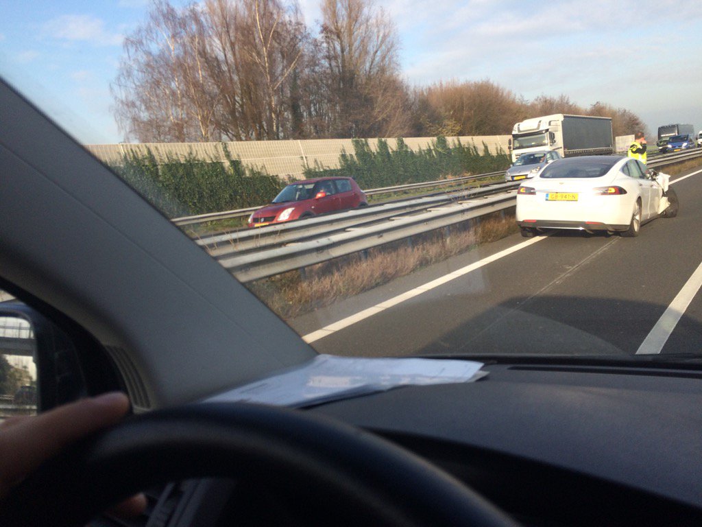 File #a27 bij Noordeloos. #tesla rijd bijna probleemloos automatisch.