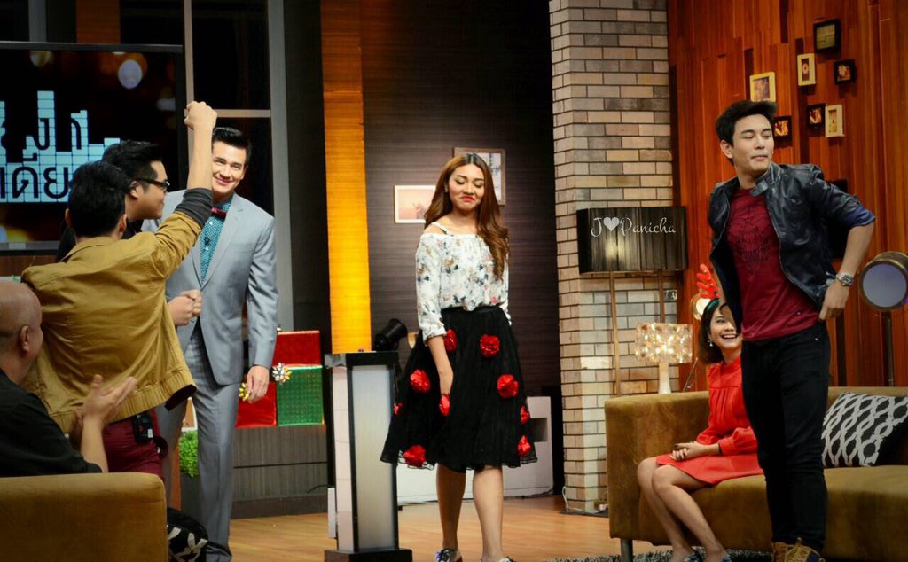 Nicha_ThEMooN's tweet photo. เวลาแข่งเกมแบ่งฝ่ายชัดเจนแต่เวลาถ่ายรูปนี่รวมตัวทันทีไม่มีหาย😂 ว่าแต่พี่แก้มพี่โดมอินสุดแล้วมั้ง555 #ซุปตาร์ปาร์ตี้ https://t.co/8P1tNb8iMs