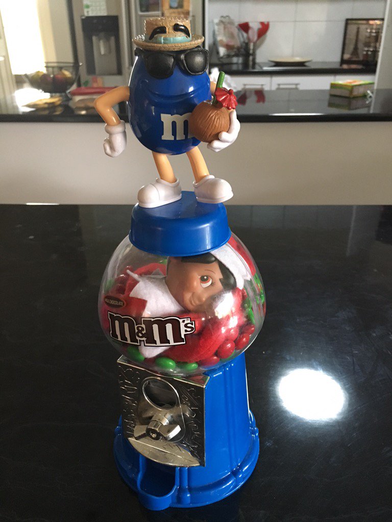 Melsamuck's tweet photo. Stuck Elfie #bendigoadvertiser https://t.co/pMSjiPeuVG