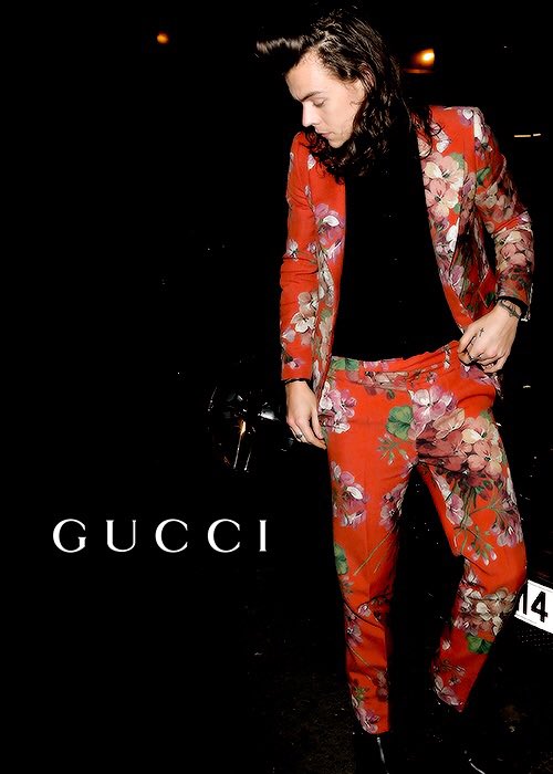 Glad Kurve deltager Harry Styles PH på Twitter: «Harry wore a Gucci Red Floral Printed Suit  from the Autumn-Winter 2015 Collection #MTVStars One Direction -J  https://t.co/OL8hpbCeGu» / Twitter