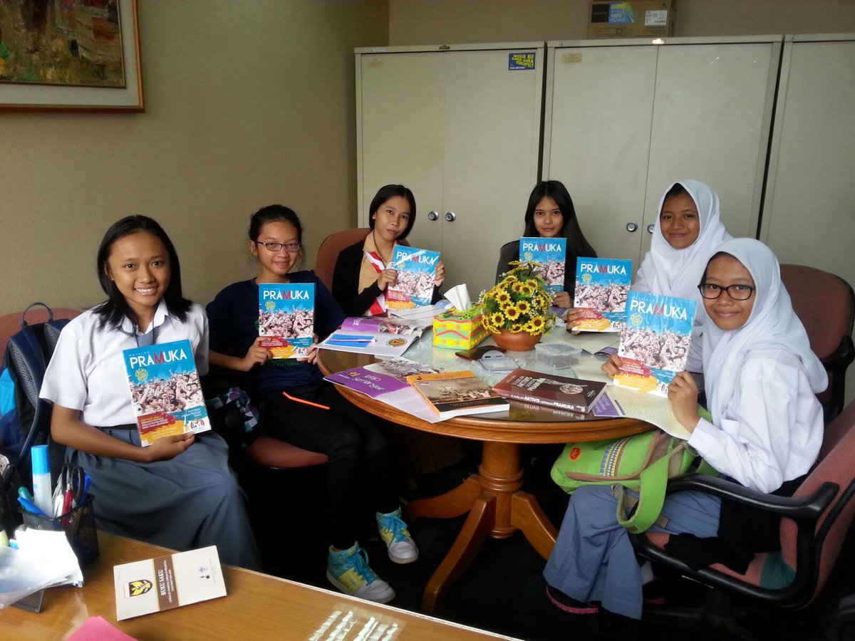 Dalam rangka memenuhi tugas sekolah, sejumlah siswa SMA N 57 Jakarta Barat mengunjungi Kwarnas Gerakan Pramuka