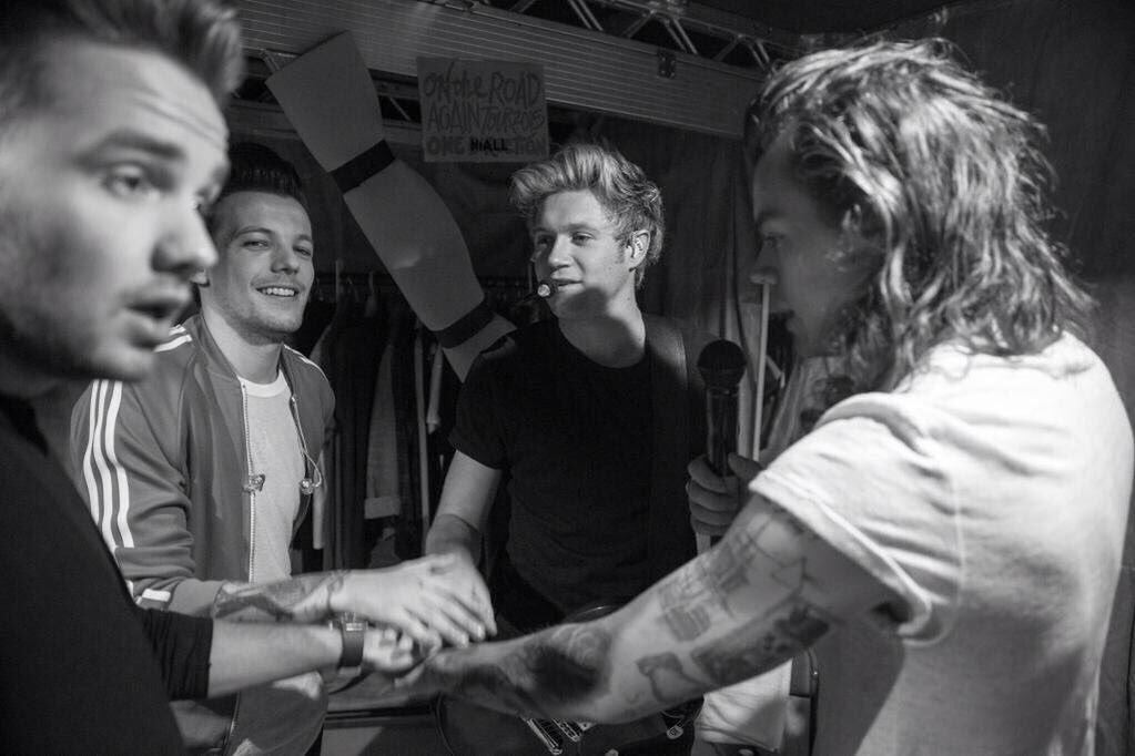 Radio1Direction's tweet photo. 1 RT = 1 Vote!

ONE HOUR TO GO!

Let's do this 😎 

#MTVStars One Direction https://t.co/VEAbRN7kP5