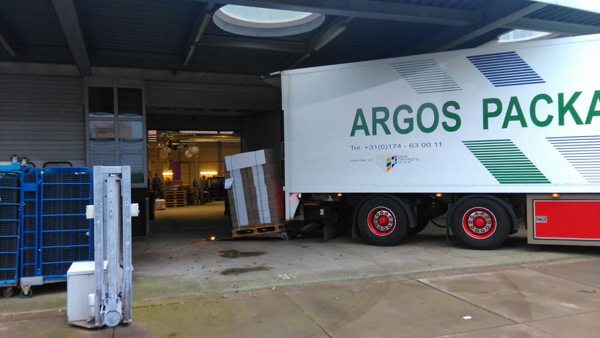 Argos doneert dozen, wikkelfolie en tape aan de Voedselbank! Roy vertelt waarom, binnenkort op <a href="/omroepwest/">Omroep West</a> #vb15