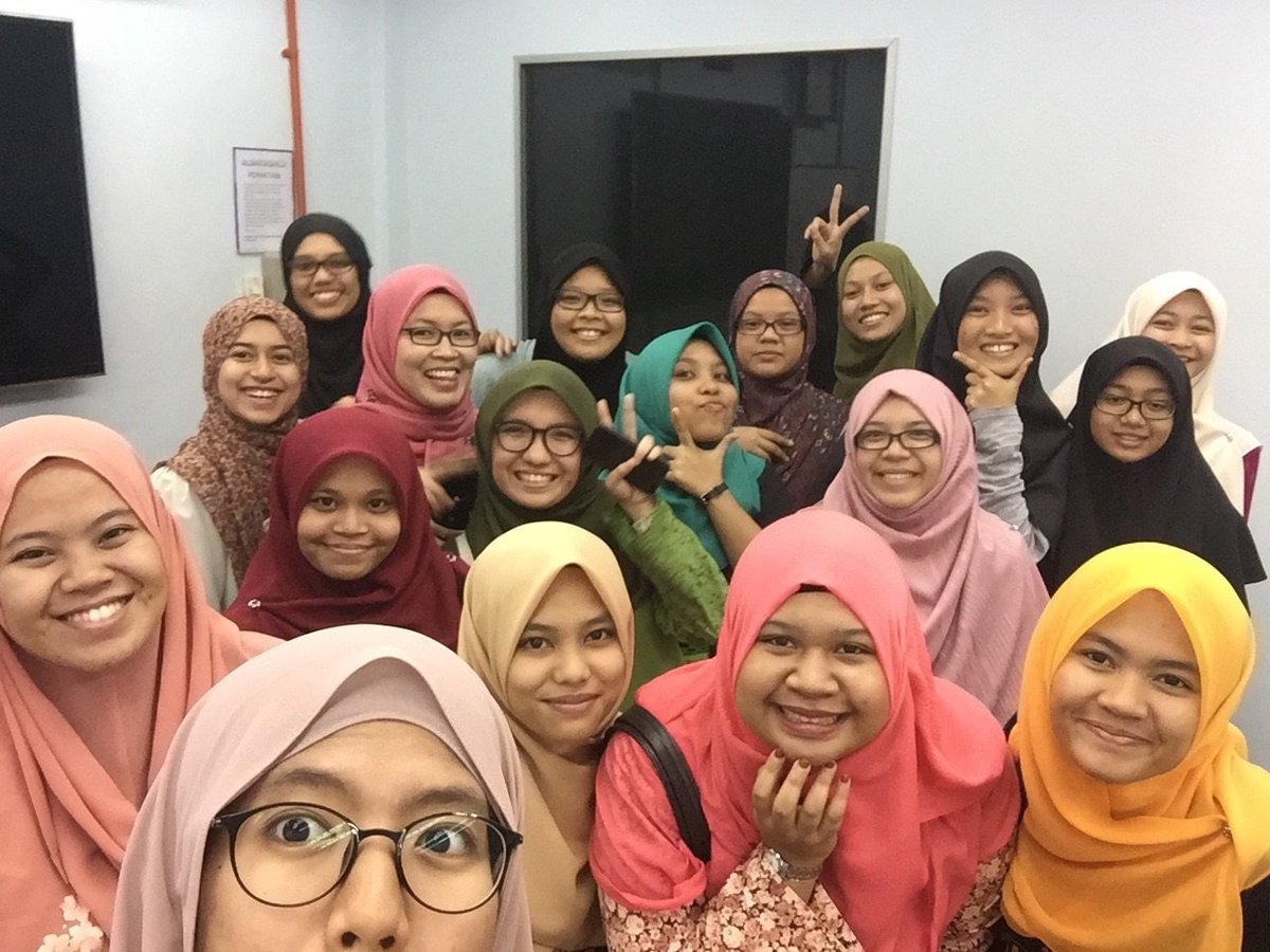 mimimimos's tweet photo. BILA KAU TAK TAHU MANA SATU LECTURER BILA TGOK DALAM NI. OKAY GUYS, CARI MANA SATU LECT KAMI ? πΌπΌπΌ #CS241 https://t.co/bXfR6PW2ZD