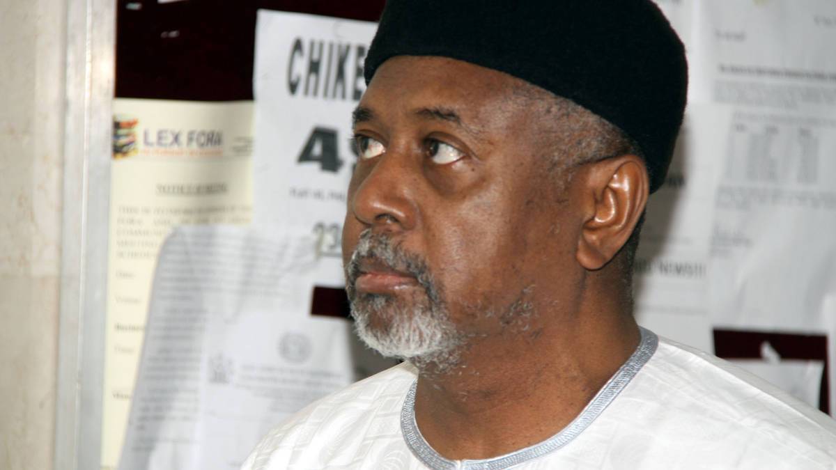 #DemolaExpoze Photos of Sambo Dasuki Being Led To Court This Morning By EFCC After He Is… dlvr.it/D1BNMv