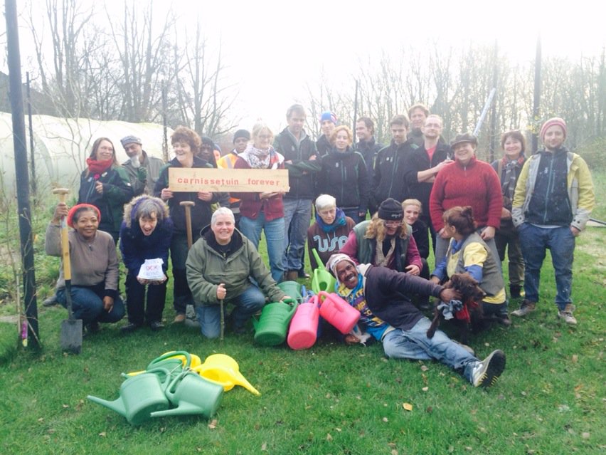 rinibiemans's tweet photo. Groepsfoto ontruimingsploeg #carnissetuin #vaarwel https://t.co/hnc9YlbVyQ