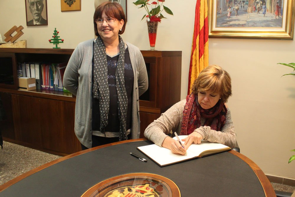 castetarrega's tweet image. Signant el llibre d&apos;honor a l&apos;alcaldia @ajtarrega @MProtocolCat #masterprotocolblanquerna #relacionsinstitucionals