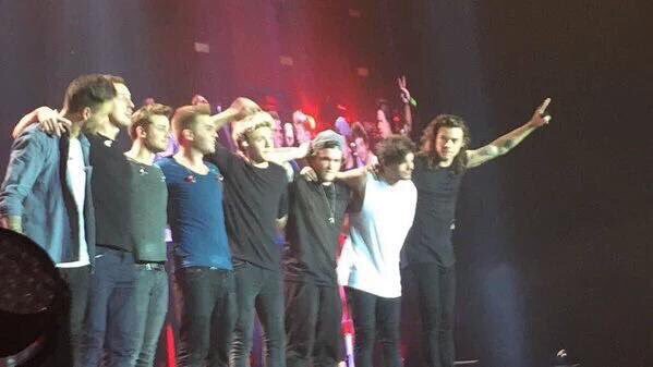1d_hlst's tweet photo. 1DはLIVEとかのあといつも並んで礼するよね
他のアーティストにそんな人あんまりいないけど
感謝をわすれないboysがだいすき💕
dirもboysへの感謝をわすれない!
ずっとずっと
#MTSTARS One Direction https://t.co/LzVKcy2ZOu