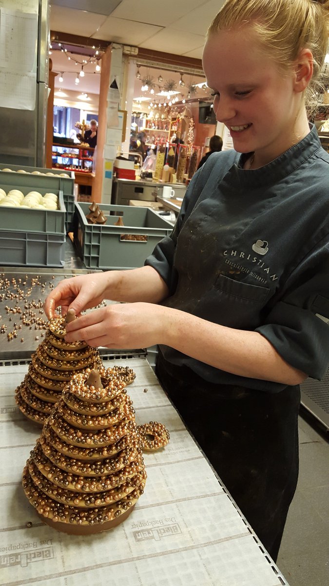 #Kerst drukte! de Mooiste tijd van het jaar! <a href="/Valrhona/">Valrhona</a> <a href="/Iedereenuitoss/">Iedereen uit Oss</a>
 facebook.com/Christian-Choc…