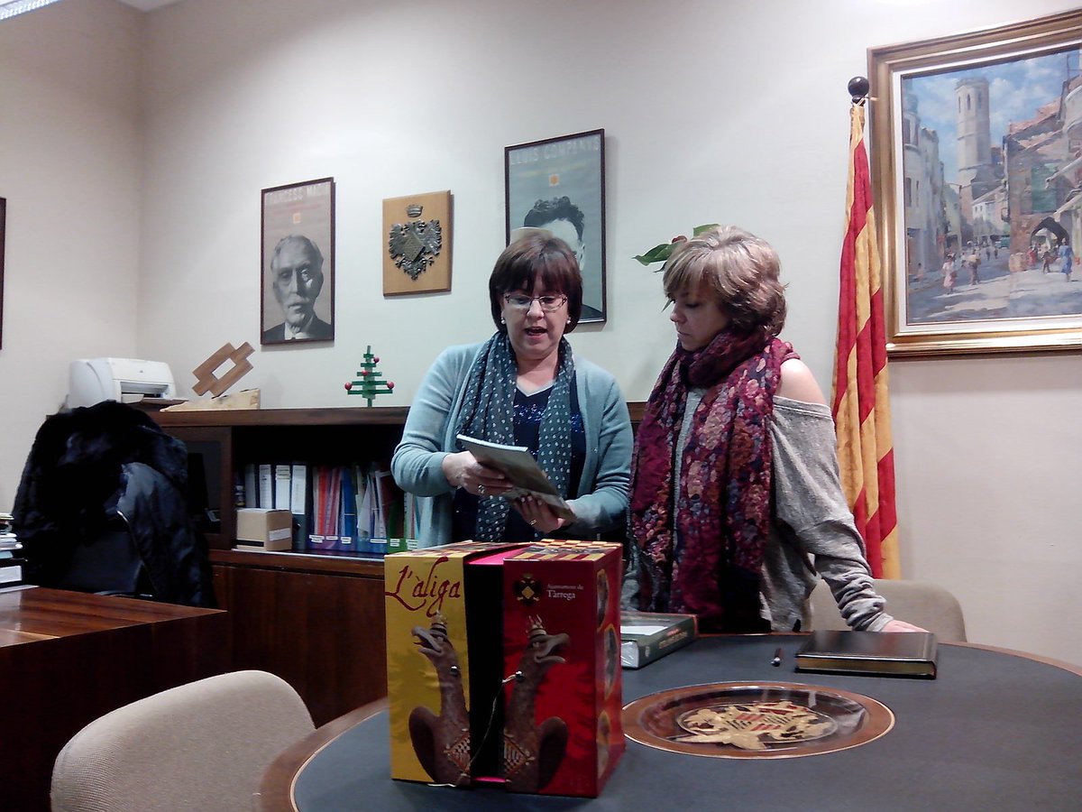 castetarrega's tweet image. Lliurament d&apos;obsequis a la Consellera @txellborras @ajtarrega @MProtocolCat #masterprotocolblanquerna