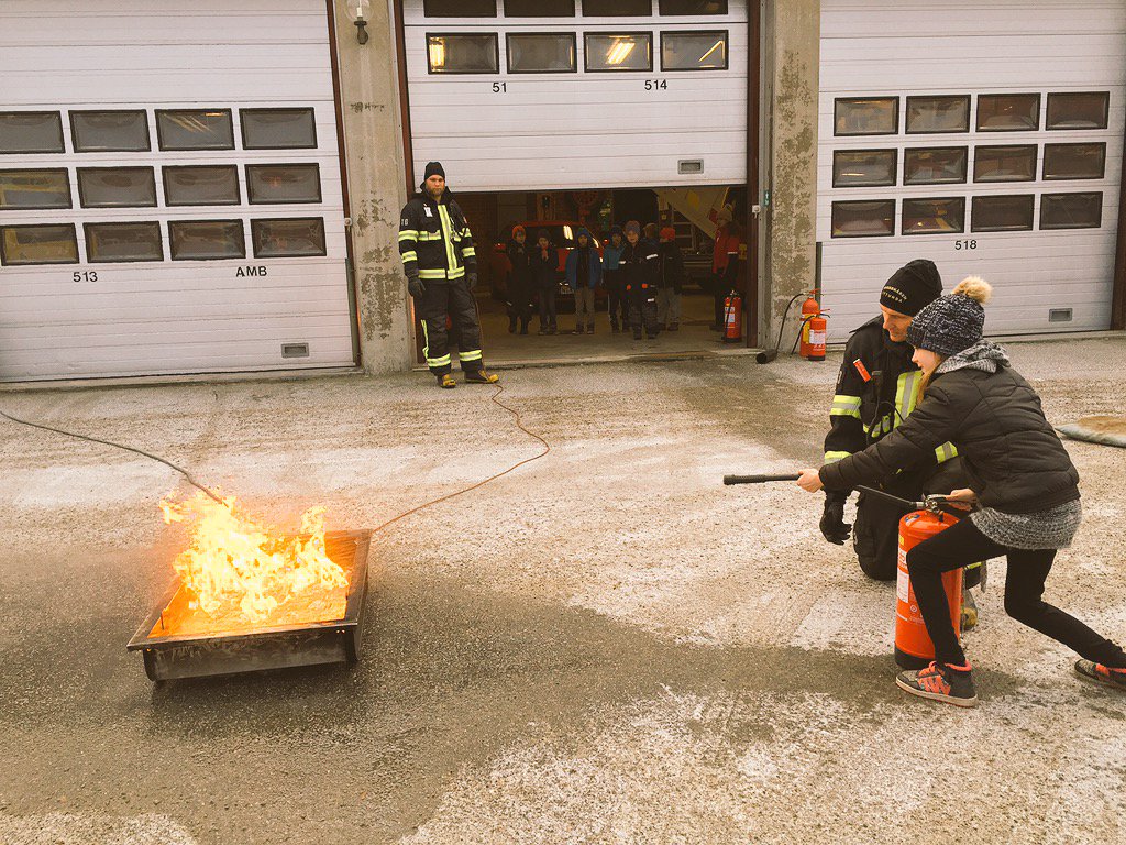 LadyDee76's tweet photo. På Brandstationen #2Brun #2Arun #runbacka #solskol @LKlingstedt https://t.co/sypCuPOGT8