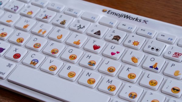 Os2webagency's tweet photo. Regali di #Natale #tech? 
Arriva la prima #emoji wireless keyboard realizzata da @EmojiWorks =) https://t.co/GmpUNeJDir