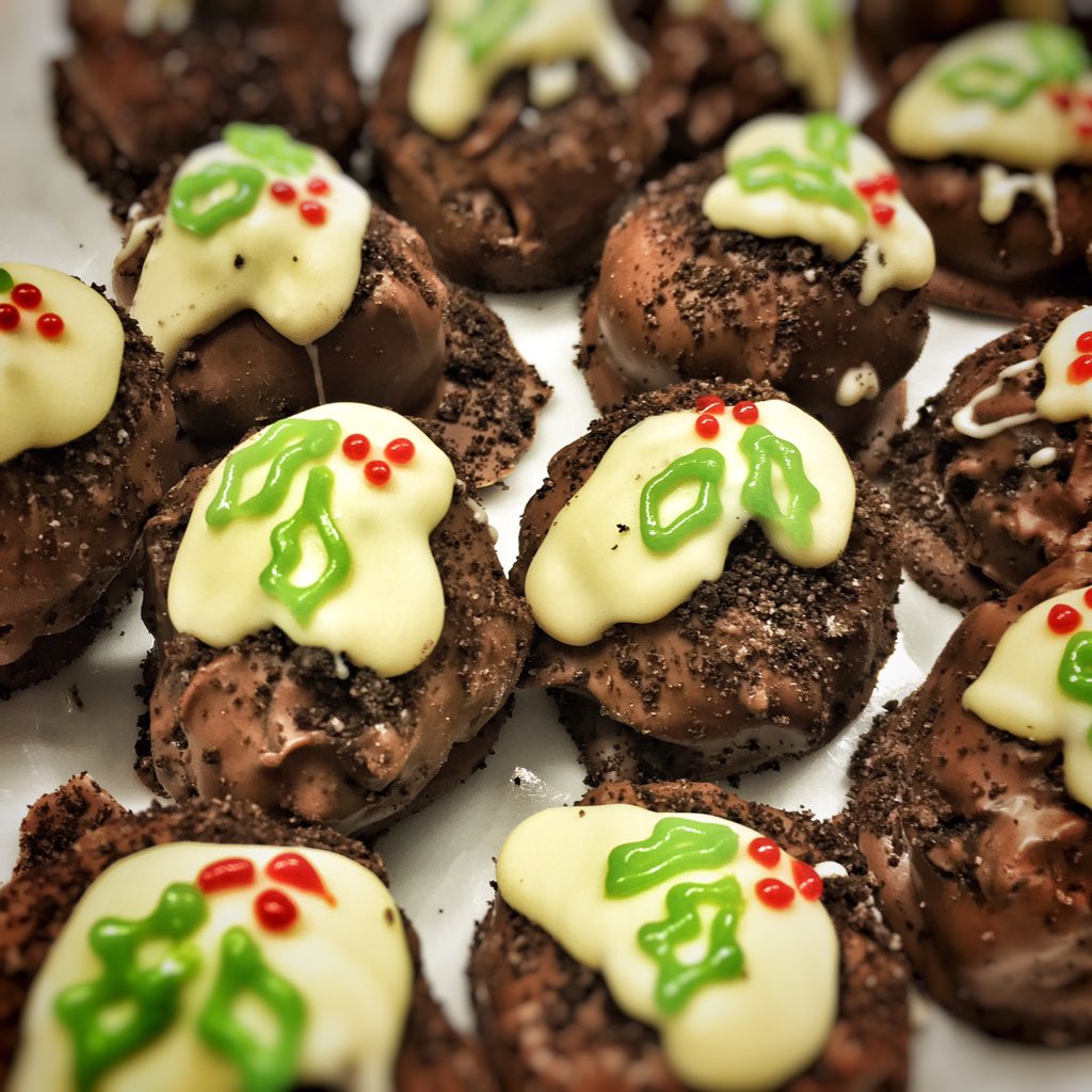 reverendpixel's tweet photo. My Plonkerproof Puddings for #CoreXmas charity bake. They taste better than they look, @yummy_brummie! #chelmsley https://t.co/ZIFrIrMBhQ