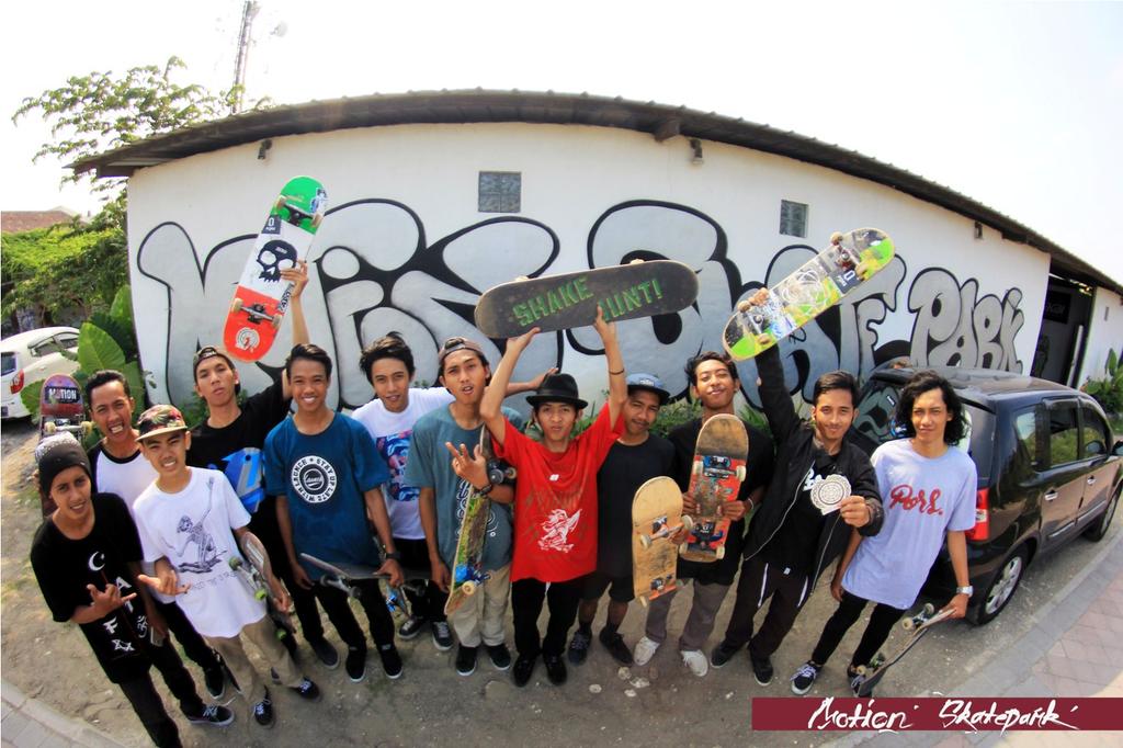 Balaidesa dalam #Seharidi @motionsk8park
Watch the full video on Balaidesaskateboard.blogspot.com #skateboarding