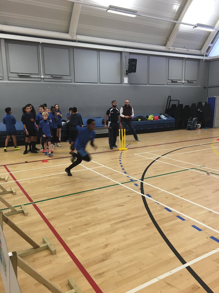 CN_PE's tweet photo. Getting some cricket coaching with @Middlesex_CCC @CareerinSport #nmssport #brightfutures https://t.co/B6faNMKI8H