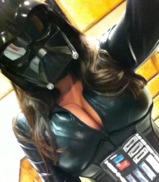 CecileVous's tweet photo. #StarWars 
-Je suis ta paire
-Non,on dit ton père
-Imbécile!C'est pas mes couilles que je te montre mais mes seins! https://t.co/s80dI2hfMr