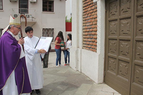 diocesisdetalca's tweet photo. Fue abierta puerta santa en catedral de Talca https://t.co/2vgxwAocAX https://t.co/gSHQ8u7pgg