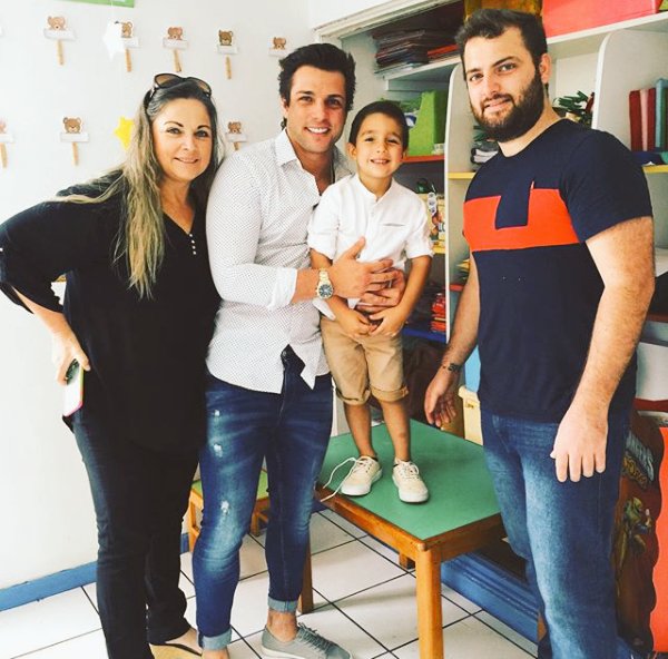 mon_u22's tweet image. Hermosa Familia Porcella💙👪 #NonaFiore #TioFran 😘
Adiós al Nido para él #MiniKing 👑👶
Las sonrisas de #Adri 😍 #Nico 💕😆