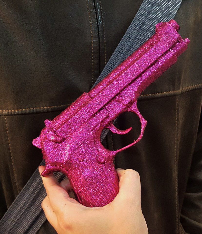 Sere_Skuld's tweet photo. Glamgun!!! Recién salida del horno de mis trastornos mentales xDD #artesania #manualidades #glam https://t.co/6GU5mZ4DhR
