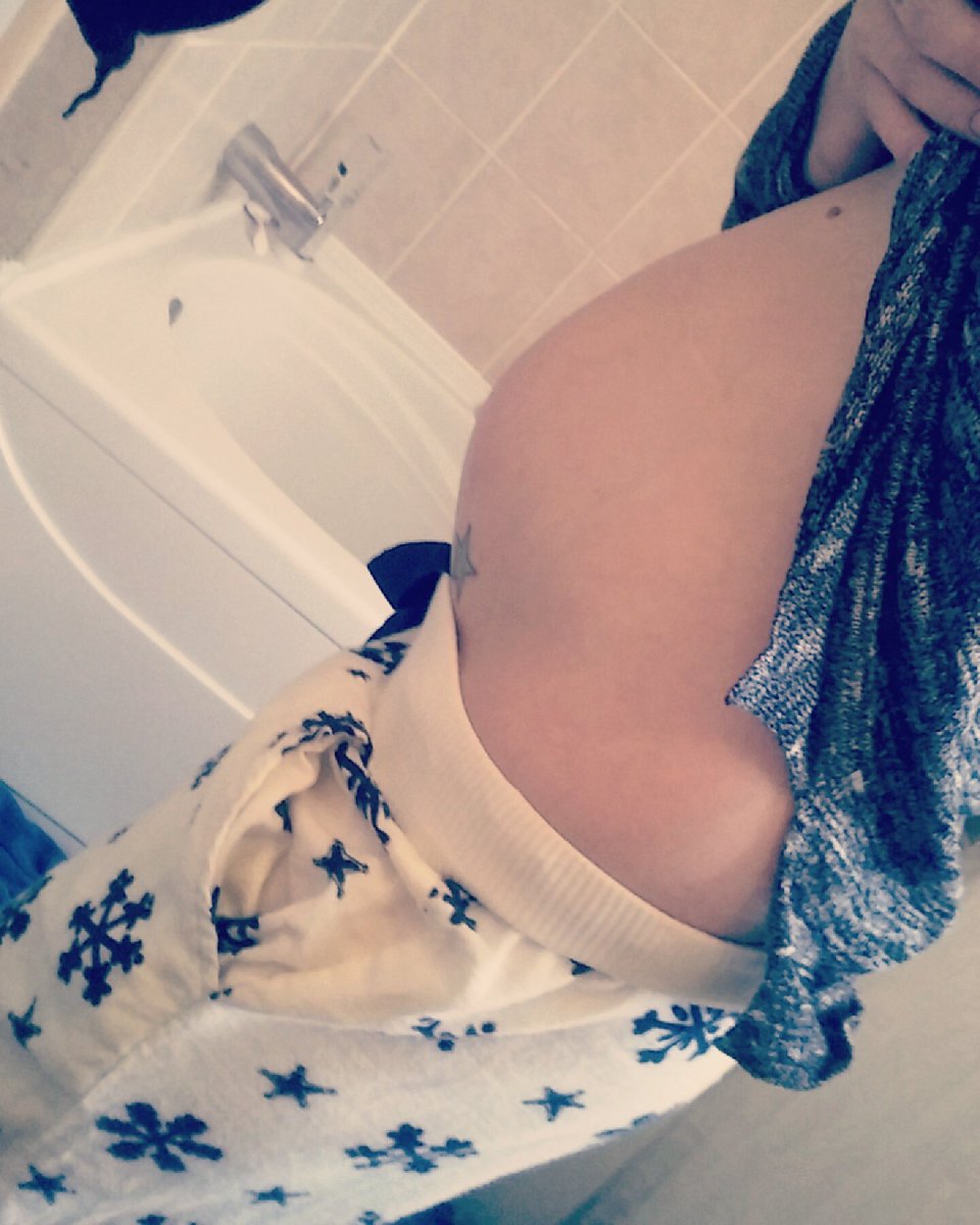 jayme_21's tweet photo. My little belly bump 😍 #ourlittlemonkey #sohappy https://t.co/2Cawp96QsT