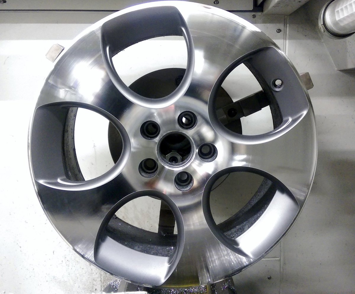 WrdEntrepreneur's tweet image. VW Golf GTi - Diamond Cut Alloy Restoration. Complete. #Edinburgh #diamondcuttingmachine #diamondcuttingalloys