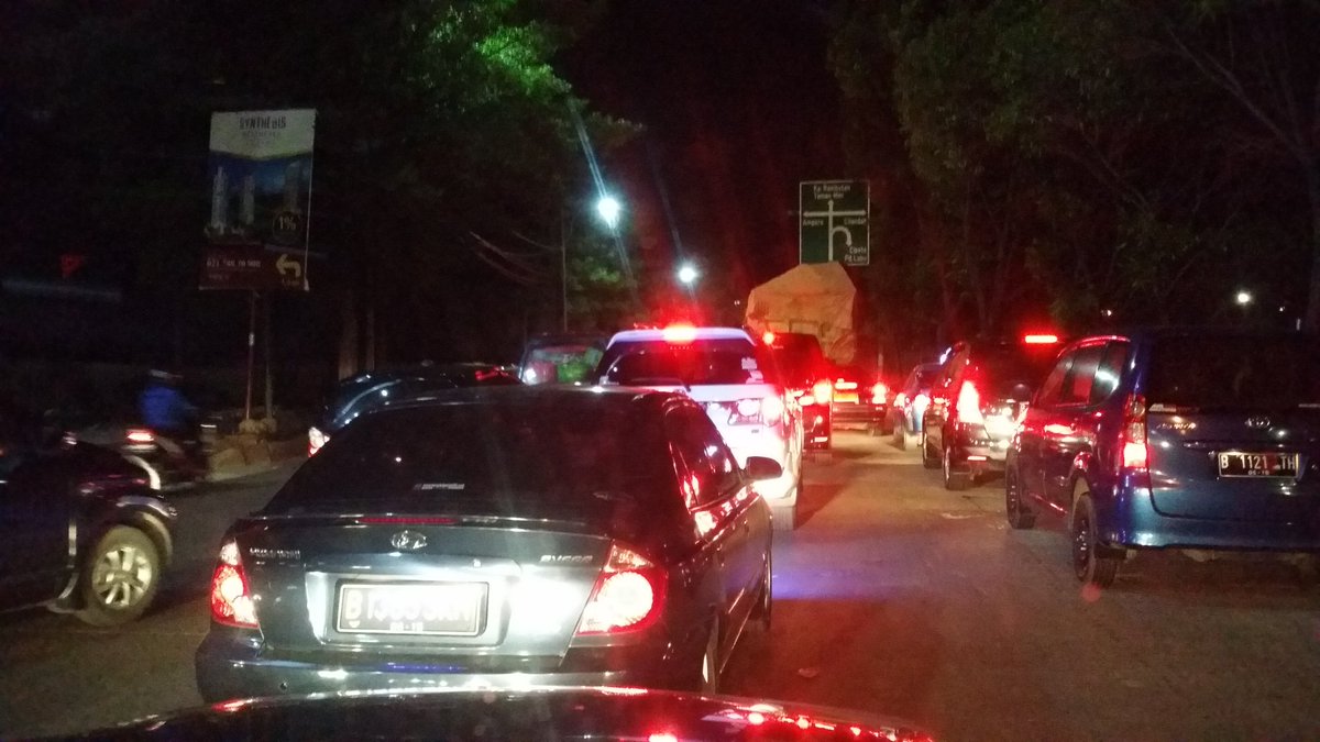 23.08 Kondisi lalulintas di Jl TB Simatupang dpn Ratu Prabu 1 terpantau padat.    achmad marendes @achmad_marend