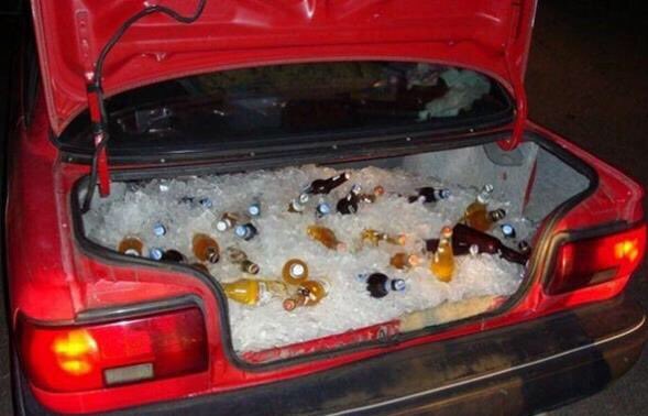 lavodealmeria's tweet photo. ÚLTIMA HORA: Detenidos varios jóvenes por robar parte del suelo de la pista de hielo de la #Rambla para un botellón https://t.co/tJ6mpeWSxR