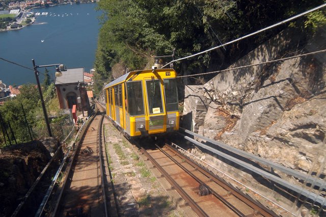 Lakecomo_it's tweet image. Idee per come passare la giornata domani? Lago di Como, what else? #como #volt #brunate #LakeComo #inLombardia