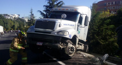 lopezdoriga's tweet photo. Tomen sus precauciones. El accidente de tráiler de hoy
https://t.co/5zCcXce07L https://t.co/3IPGkO7MoA