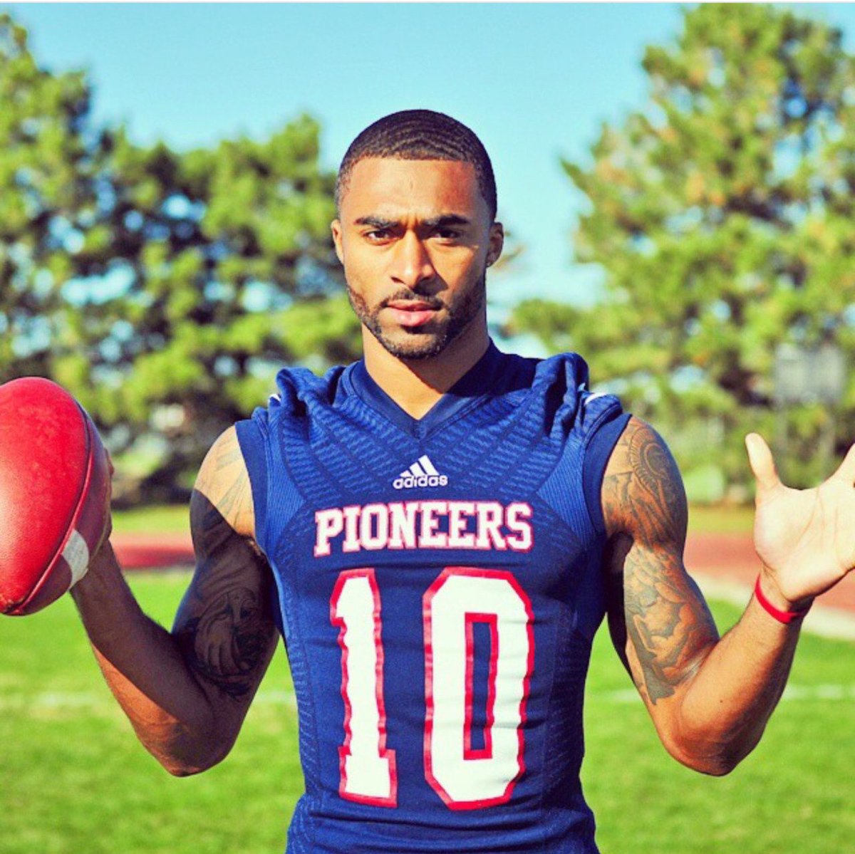 M4N1_S4HI's tweet photo. This is why I needa get w/ a football player 🏈💪🍑 https://t.co/s1FPoeLx2P