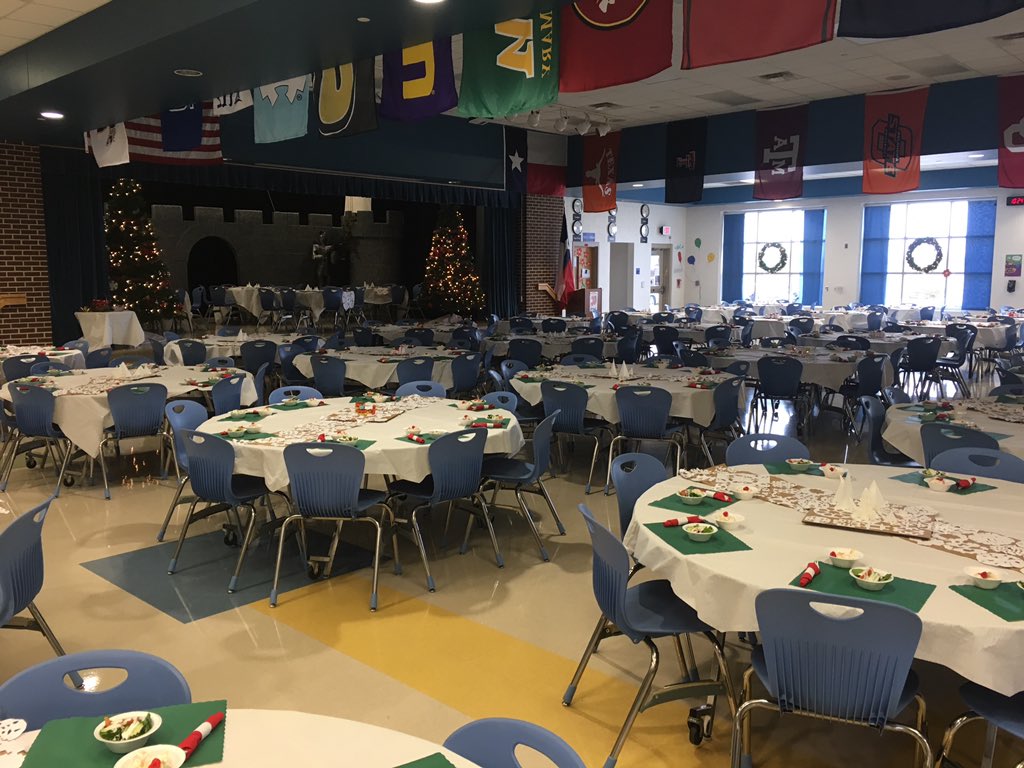 DyerrRob's tweet photo. Getting ready for the annual student Mitchell Holiday Dinner!  Thank you #Sodexo and @MitchellPTA https://t.co/ycOcFi8OHA