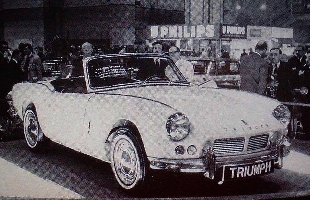 oldcar_photo's tweet photo. Classic cars charm β¨β¨β¨ Another pic from the first Spitfire Exhibition in London in 1962. β¨π¬π§π #Spit4 #spitfire #triβ¦ https://t.co/sOKMOCsgux