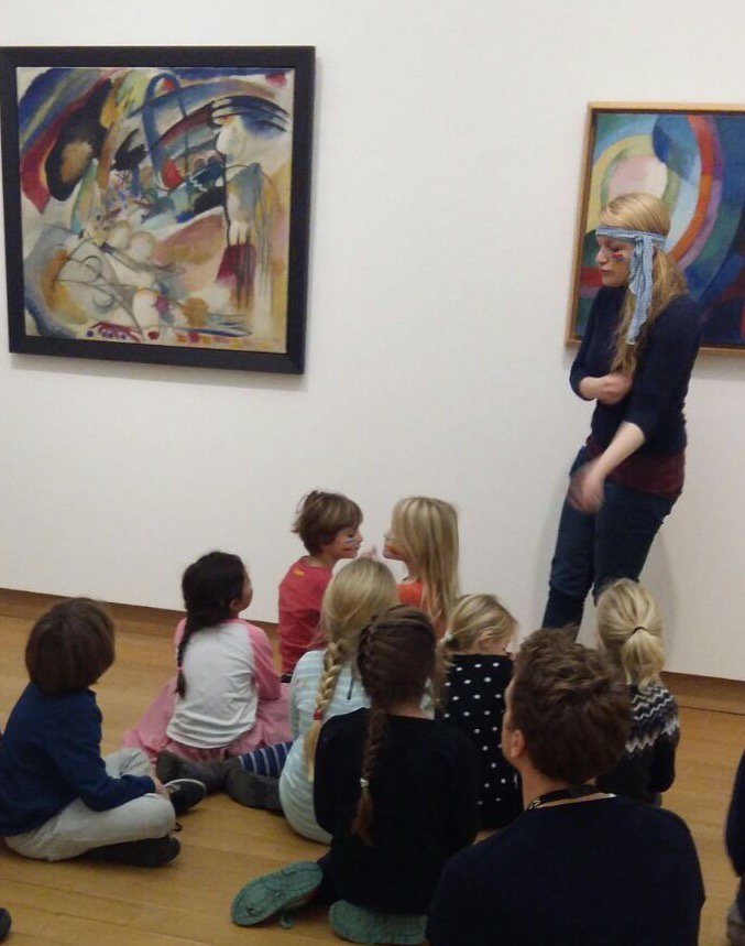 2Winterkoninkje's tweet photo. Les in het Stedelijk museum van een oud leerling! #klasM #stedelijkmuseum #winterkoninkje https://t.co/FFTDAfiSd6