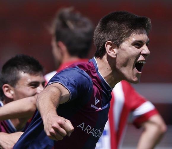 SDHuesca's tweet photo. Todo nuestro apoyo a @9SergioSanchez, ex jugador azulgrana, que ha anunciado su retirada por problemas de salud https://t.co/TrJhIVpacy