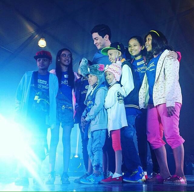 MDH_PARANAQUE's tweet photo. Sharing Happiness with the Kids Thanks Bae @aldenrichards02 © wishfactoree @MaiDenHeavenOFC #AldenWearsTechnoMarine https://t.co/FY6ssWHOmY