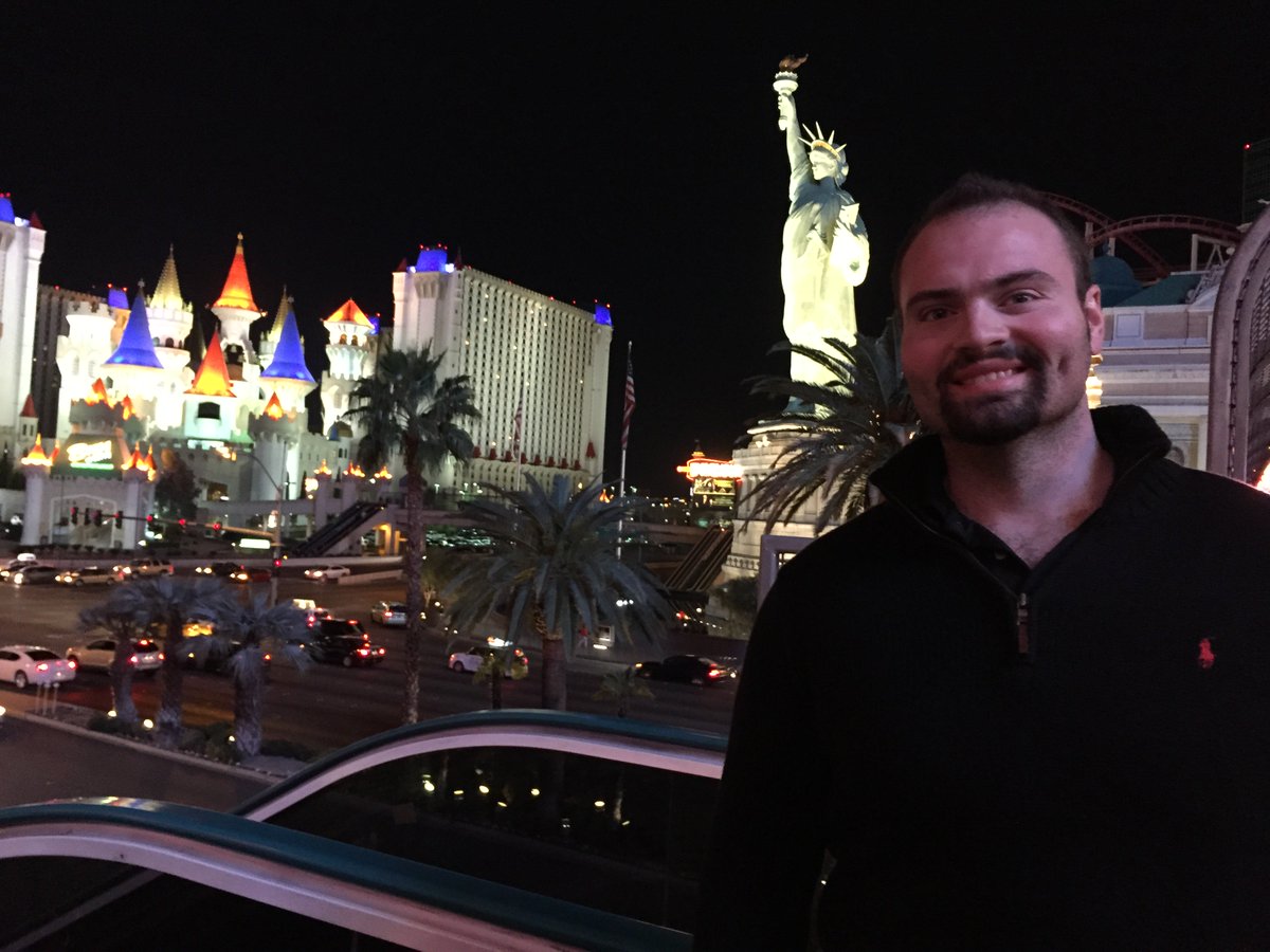 BuiltToBeRich's tweet photo. Viva Las Vegas! #TravelTuesday #Vegas #NateRich #BuiltToBeRich https://t.co/fzfSaRjQl3