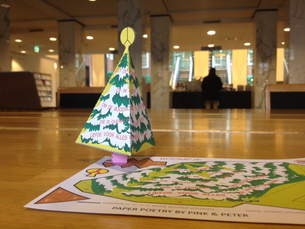peenenui's tweet photo. @muziekgezien en Pink op bezoek in stadhuis: Kom je een kerstboom vouwen? Gratis vanaf NU! https://t.co/6tUSxtMha2