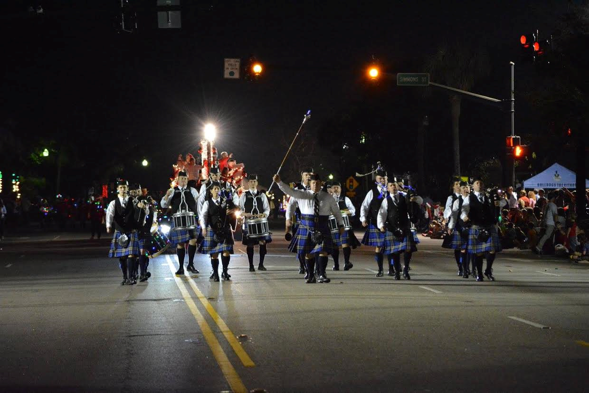 CharlestonPipes's tweet photo. Thanks to @mtpleasantBiz for another great parade! #VoteTheFloatMP #mpholidaymagic https://t.co/G7Bm2ci1gy