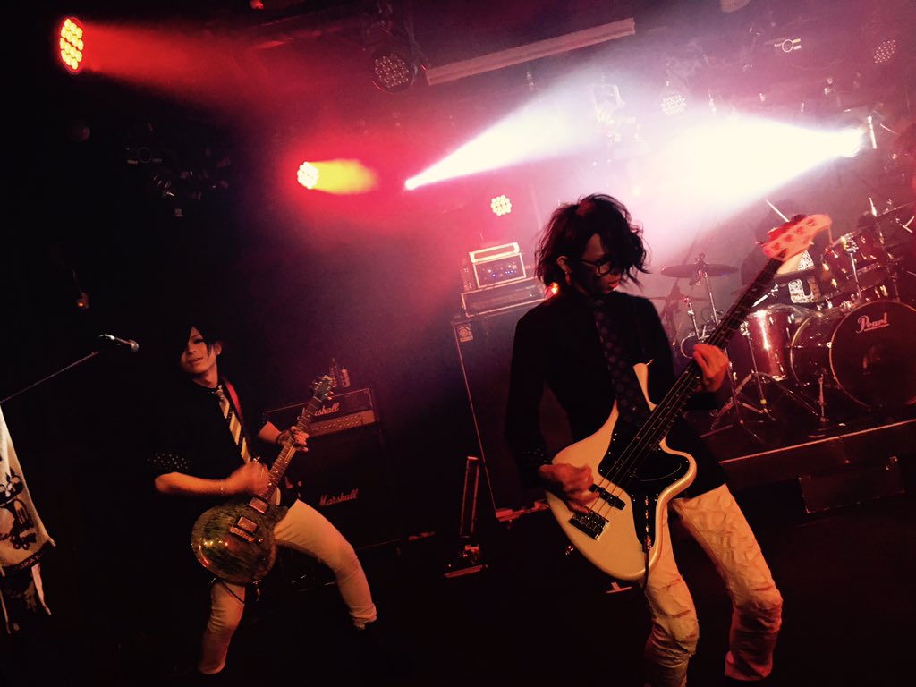 MURASAKIstaff's tweet photo. DEEP RAVEさん、ワンマンありがとうございました!
1.東京GAME
2.まほろば
3.AROWANA
4.GIANT KILLING
5.遠い昔、僕は夢を見ました
#MURASAKI #DEEPRAVE #池袋EDGE https://t.co/yKpG7TAo8g