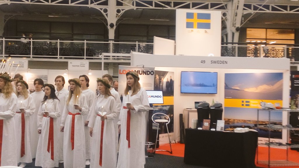scoutfinch1's tweet photo. It's beginning to look a lot like Christmas Happy Hour with mulled wine at Sweden stand 49. @tlgfocus #FOCUSevent https://t.co/W4JBw6JyGy