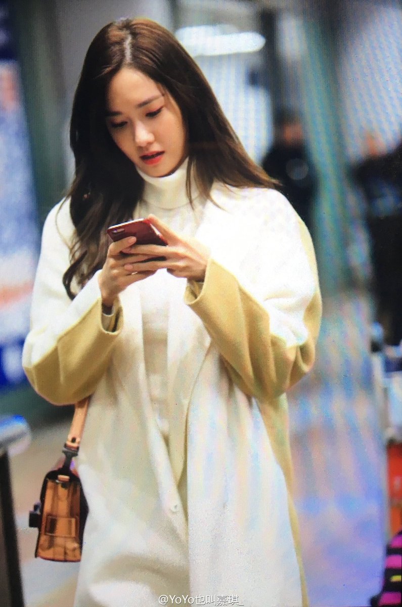 [PIC][15-12-2015]YoonA khởi hành đi Bắc Kinh - Trung Quốc để tham dự buổi họp báo cho MV "Please Contact Me" vào tối nay CWROLBHUYAASXDs