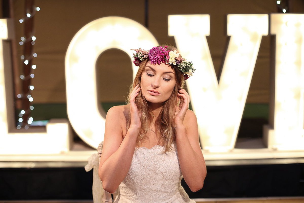 Here it is...Boho beauty - a styled shoot under canvas in east #yorkshire
bridesupnorth.com/2015/12/15/boh… Pics <a href="/jemma_king/">JKPhotoHull</a>