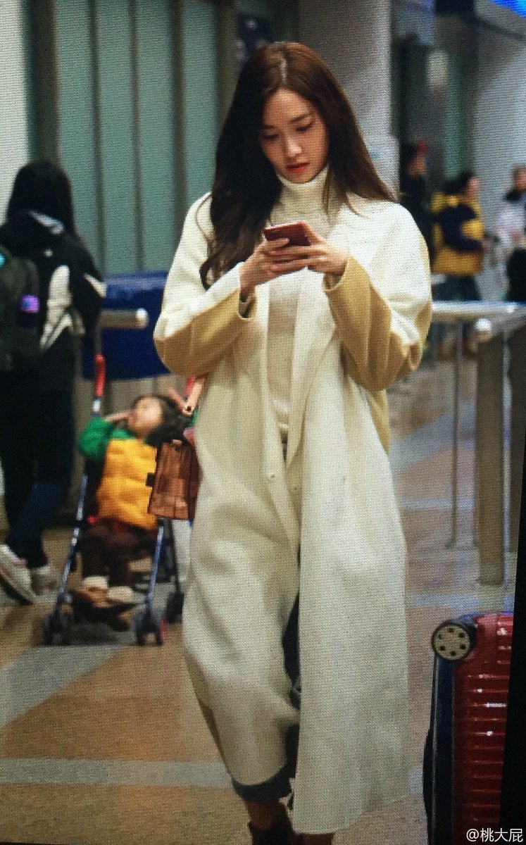 [PIC][15-12-2015]YoonA khởi hành đi Bắc Kinh - Trung Quốc để tham dự buổi họp báo cho MV "Please Contact Me" vào tối nay CWRPm4aUAAEq_Zn